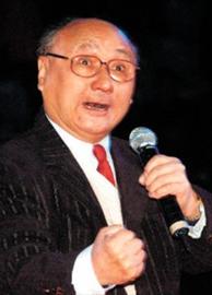 今年76歲的童祥苓眉宇間仍透出當年《智取威虎山》中扮演楊子榮的英氣。